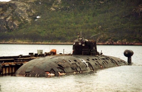 Б-276 «Кострома» у пирса в Ара-Губе, июнь 1997 года