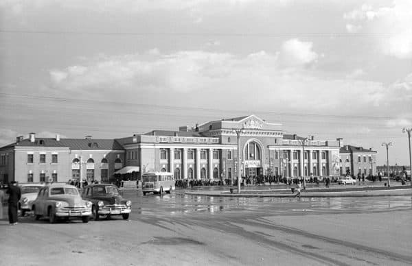 Железнодорожный вокзал в Караганде, 70-е годы.