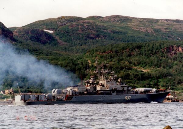 СКР «Жаркий» под командованием капитана 3 ранга А. Б. Матушкина