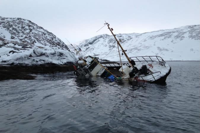 Затонувший рыбацкий катер (фото пресс-службы Северного Флота)