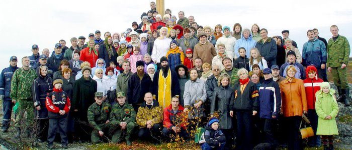 Установка поклонного креста на Слоновке в 2005 году